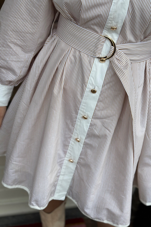 Gestreepte jurk beige - Afbeelding 4